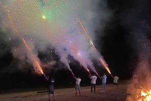 磨盘山岛 放烟花