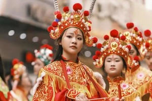 【闽南潮汕过大年】 春节英歌舞迎老爷；长乐游神；揭阳闹龙神火把巡游；永福樱花-福建土楼；泉州古城-潮州古城；