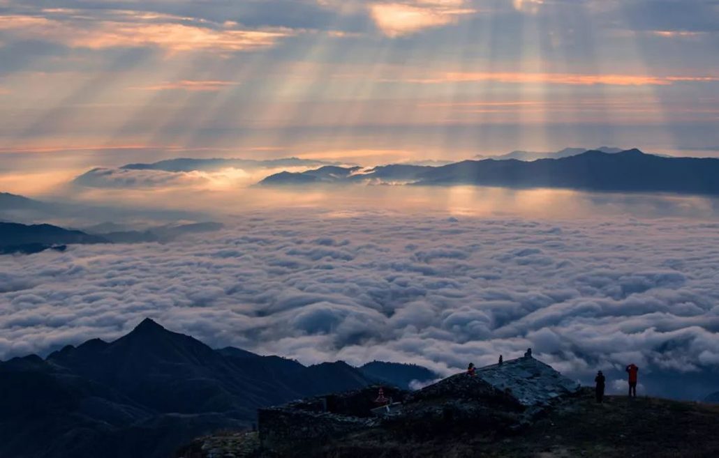 武功山山顶观美丽日出看高山云海