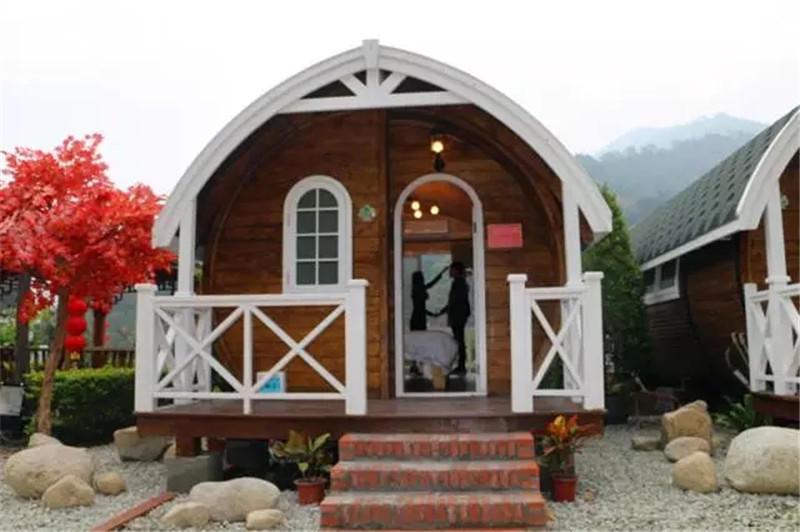 童话木屋,掩映在园景花海中的木屋别墅,是主人公童年重要记忆的发生