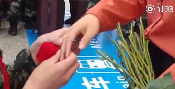 驻藏退伍老兵在机场浪漫求婚 (1)