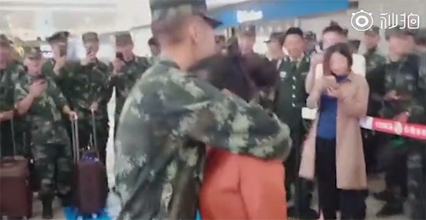 驻藏退伍老兵在机场浪漫求婚 (2)
