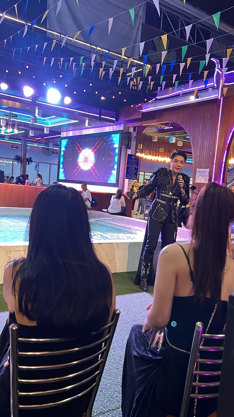 男模餐厅晚餐 (1)