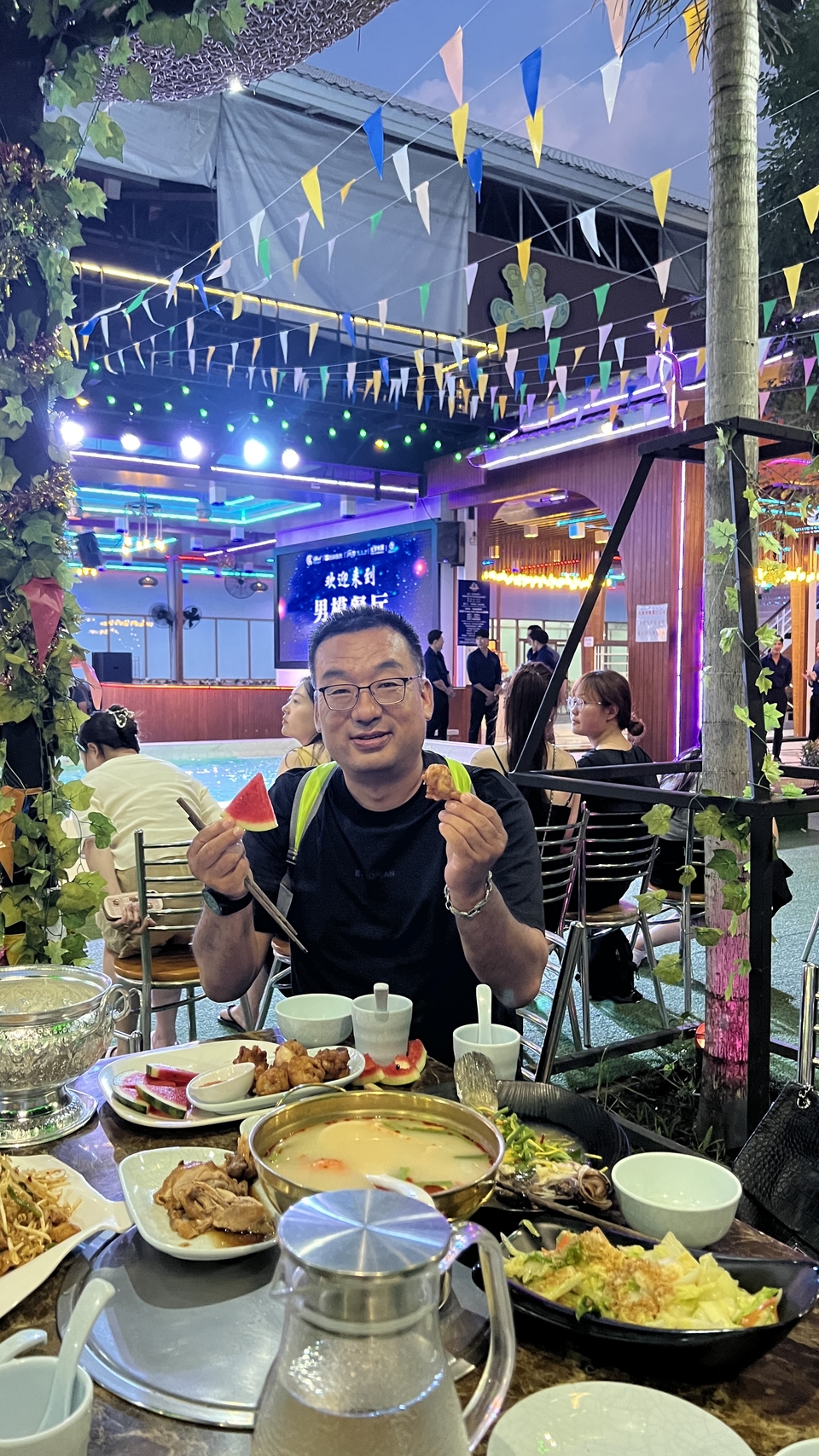 男模餐厅晚餐 (2)