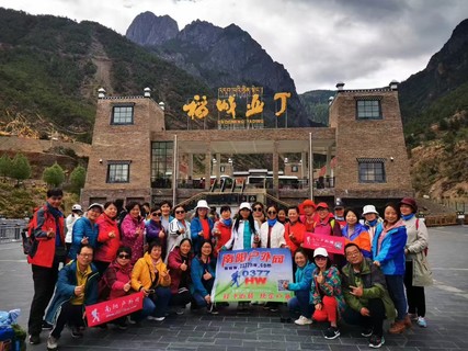 【川西小包团】稻城亚丁.色达.彩虹公路.鱼子西.理塘海子山.兔儿山.四姑娘山双桥沟.雅拉雪山观景台.墨石公园 8日游