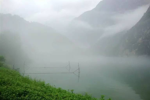 【国庆-休闲B线】独家线路丨船游清江深处，泡天然温泉,徒步绝壁天河徒步2日游
