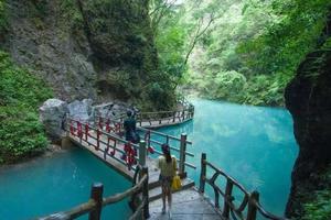 「五一自由行」湖北省内竟私藏比九寨沟还美之地，3日游仅需300+！