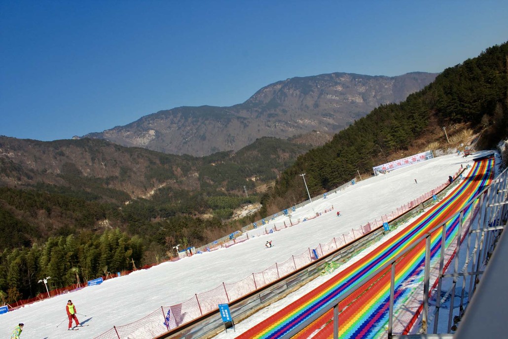 团队定制大别山南武当滑雪场毕昇温泉公司会议全程正宗英山吊锅宴