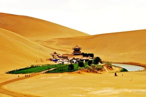 甘肃敦煌 鸣沙山与月牙泉