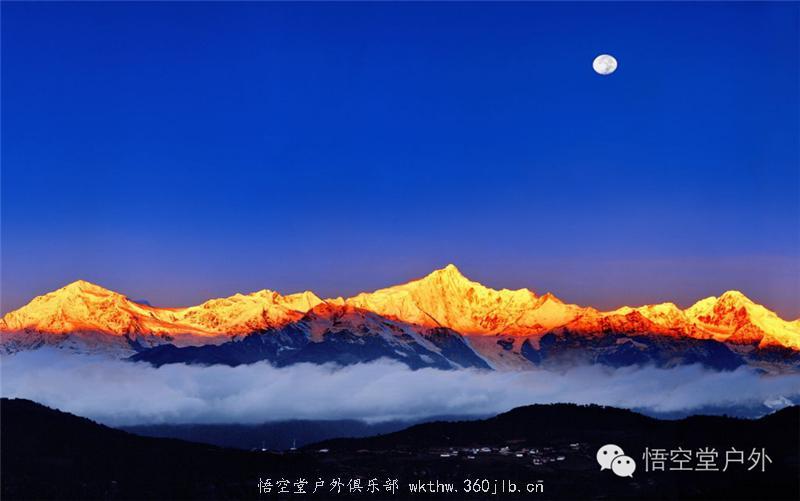 雪山"日照金山",当第一缕朝阳把"梅里雪山"主峰"卡瓦格博"染成了金色