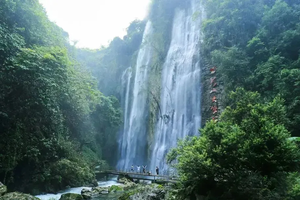 【全景广西】九顿天窗/三门海/熊家洞天坑徒步/浩坤湖/德天瀑布 明仕田园/古龙山大峡谷/地下河漂流品质六日游