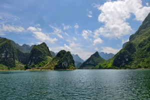 动车往返【徒步广西4天3晚】每周四出发：剑龙山--浩坤湖--天坑地心之旅徒步穿越