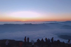 2025年12月31日湖南宜章瑶峰夜登活动日出云海无人机视频