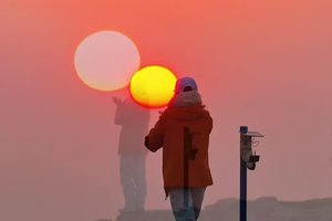 2026年了，轻轻拖动太阳，轻轻的托起她，祝福我们的国家强盛富裕．