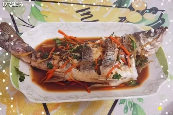 精品单冻海鲈鱼，特大3条，110元，每条约1.5斤， 大号4条，130元，每条约1.2斤，礼盒+10