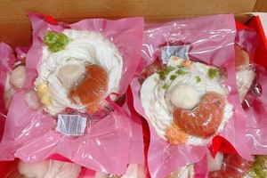 【蒜蓉粉丝扇贝王】 精选超大号扇贝王，添加秘制配料蒜蓉粉丝，肉厚饱满，入口鲜嫩，春节餐桌上的鲜美