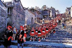 登广东第一险峰金子山赏云海日出，挑战高空玻璃桥，小桂林英西峰林徒步，瑶族篝火长桌宴二日游