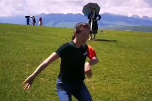 伊犁喀拉峻草原哈萨克女孩