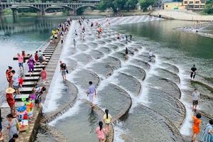 【阳光 | 快乐漂流】7月31日（周六）“富阳小九寨”深藏一个超美网红龙鳞坝瀑布，湿身湖源溪惊险漂流！