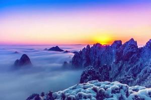 冬日的黄山有三大美景：雪景、雾凇、云海，游黄山，泡温泉，团队年夜饭定制二日游