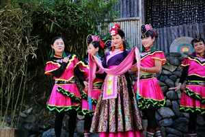 【阳光 | 相聚畲寨】4月5日（清明）桐庐鹅溪畲寨体验少数民族风情，活着的水墨江南画卷—东梓关村！