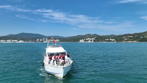 【广佛出发｜深圳大鹏半岛】豪华游艇出海捕鱼，品海鲜大餐，大鹏古城+较场尾民宿小镇