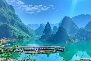 端午高铁【浩坤湖+河池】6月19-21日，游玩世外浩坤湖，探索“地心世界”江州地下长廊，九顿溢流天窗群，一条会开花的河~