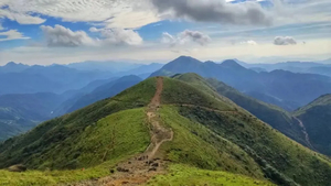 【夜爬齐云山1天1夜】登赣南第一峰，看星空最美高山草甸，赏山顶水墨画