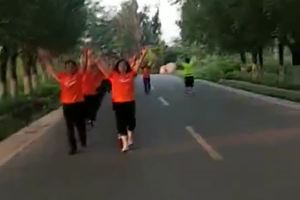 山海关徒步大队健走视频一