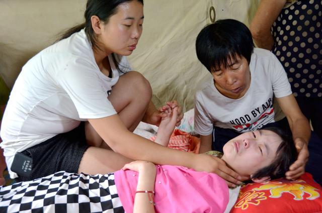 秦皇岛青龙13岁患病女孩：我想站起来，还想回学校上学