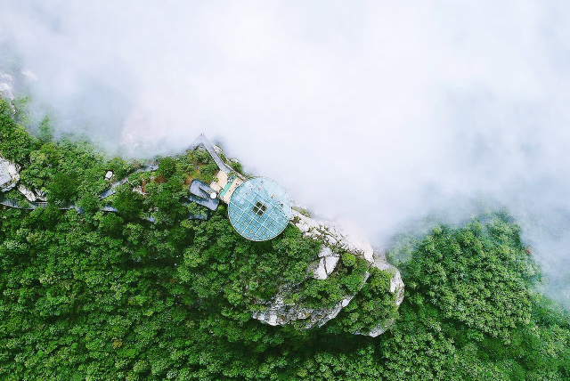 大别山核心景区黄柏山狮子峰旅游区位于鄂,豫,皖三省交汇之处,素有"