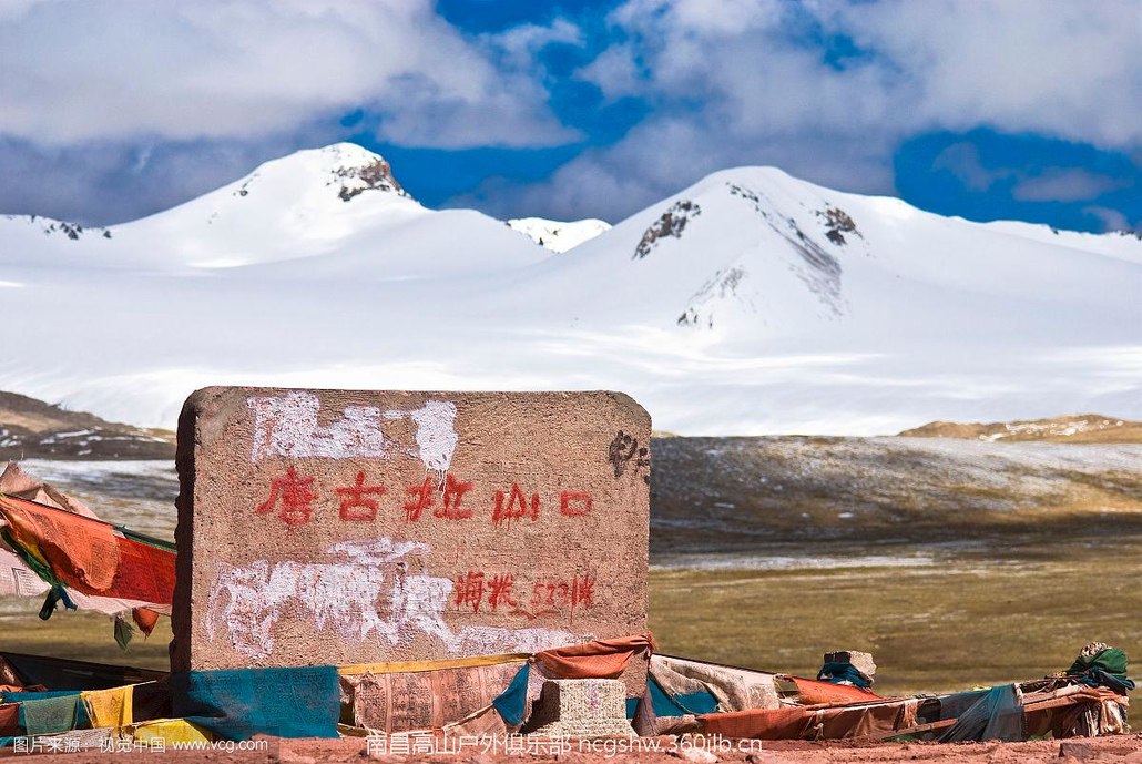 翻越唐古拉山口(5231米)纪念碑拍照留念,顺尕尔曲河而下跨越长江源头