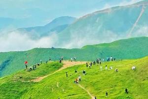 【阳春鸡笼顶2天 ，广佛出发】探秘阳春八景之龙宫岩+春湾石林、徒步南方呼伦贝尔-鸡笼顶、入住温泉酒店