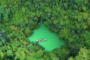 【深度游轻旅拍，五一高铁出行】5月1-4日，探索世外浩坤湖，小众秘境河池三门海，九顿溢流天窗，一条会开花的河