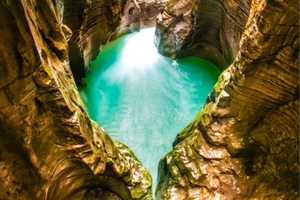 【全景·恩施5日】寻访鄂西山水秘境，穿行于亿年石林峡谷，邂逅土家烟火人间