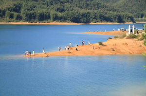 春节【从化年猪宴，广州出发】从化非遗年猪宴体验：抬福猪、祈福、燃鞭炮、品新鲜猪杂粥、吕田大肉，广州“小泸沽湖”小杉村