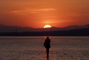 【周末|1日】(09:30出发）妫水河踏冰｜追光趣踏の行走在京郊“贝加尔湖”上的橘子日落