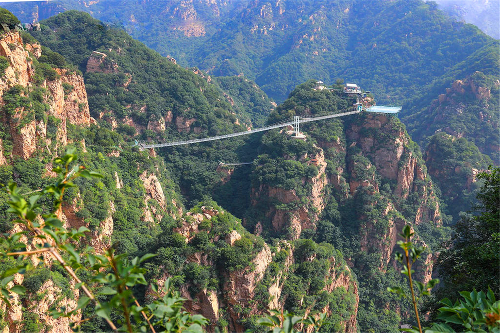 北京平谷天云山旅游风景区位于北京市平谷区黄松峪乡黄土梁,距离京东