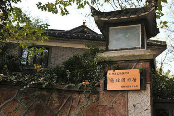 陈运和诗《听赣州在讲述》:"蒋经国曾在赣南做了些好事,人们怀念而