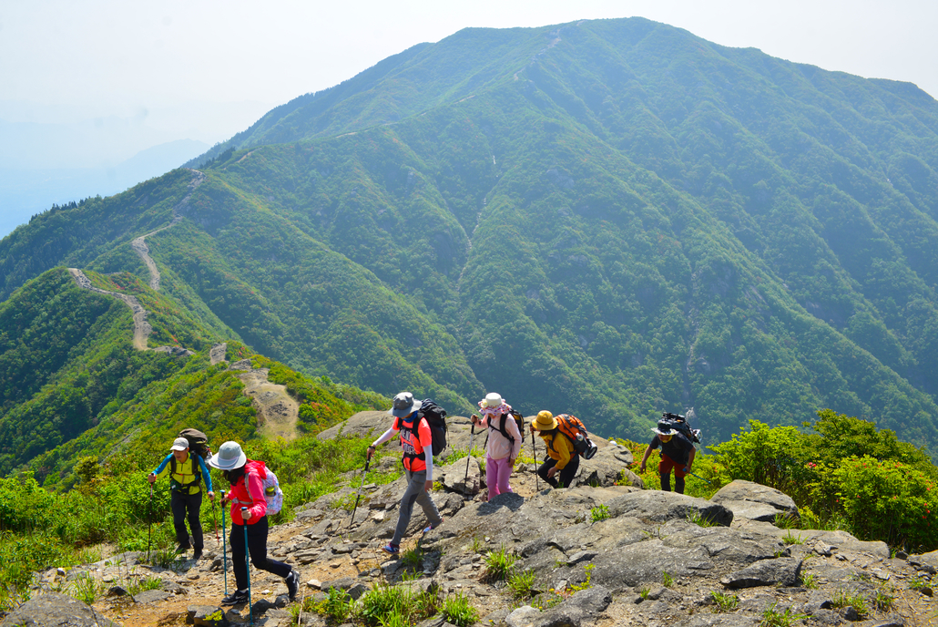 【重装露营】5.25-26号登顶黄龙山,脚踏三省赏高山杜鹃户外两日游