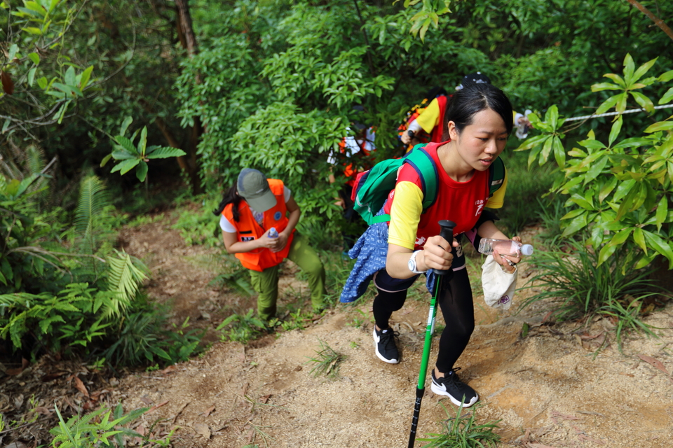 《坚韧》，汗水已经挂满额头，但仍然一步一个脚印地往上山爬，向着终点前进。