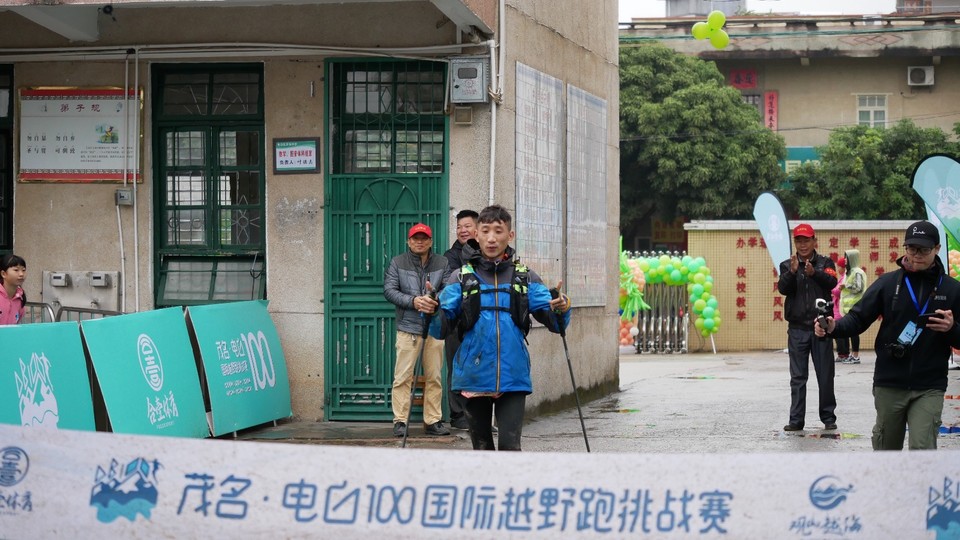 00B6438C-464A-4DD2-89F8-2FEC3D5A93E2