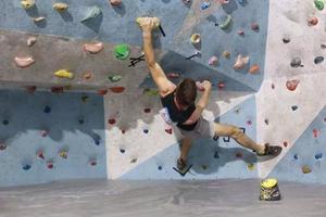 【攀岩培训】攀上高处，不止需要力量，更重要的是安全，科学和方法