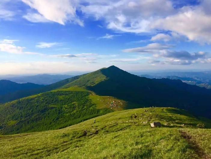 海坨山山脉呈西南-东北走向,成为北京与河北的自然分界和分水岭.海