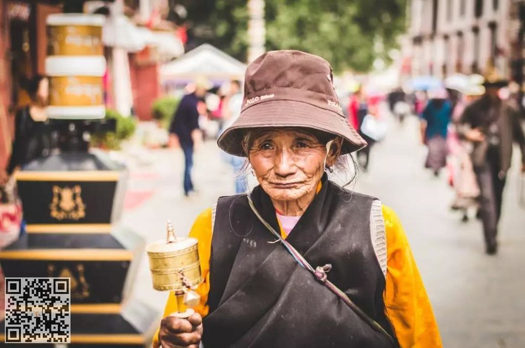 拐角处走来的红衣喇嘛,磕头祈福的藏民