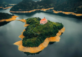 【五一】浙南秘境-云和湖仙宫-梯田画乡-空中茶园-竹筏漂流-石窟探秘&非遗蓝印花布-龙泉宝剑-青瓷陶艺