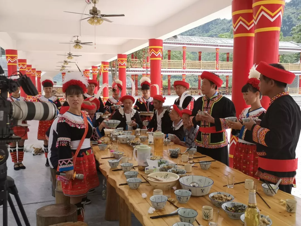 连南肯定要吃特色餐啦靠山食山,靠水食水品尝瑶族长桌宴每座山都有其