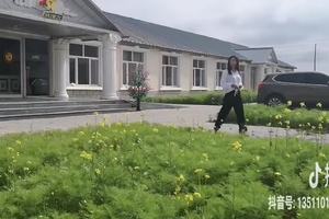 俱乐部日出第一家。花已开，酒已温。