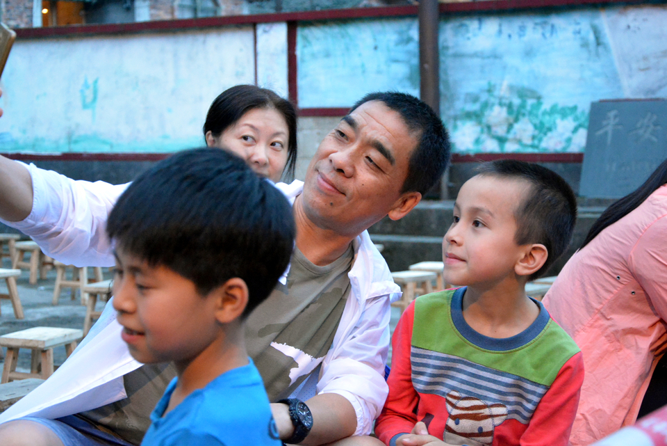 与当地小孩拍照