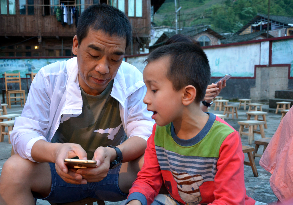 与当地小孩交流